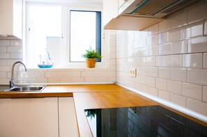 Fridge, microwave, oven, coffee/tea maker - Asana Surf House (Famara)