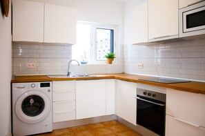Fridge, microwave, oven, coffee/tea maker - Asana Surf House (Famara)
