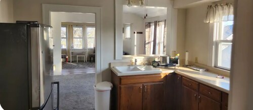 Cozy second floor deplex 2-bedroom in peaceful Kenosha with AC, heat and WiFi