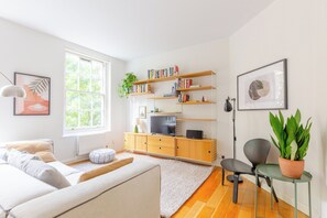 Living area - Historic 1BD Flat in the Heart of Shoreditch (Greater London)