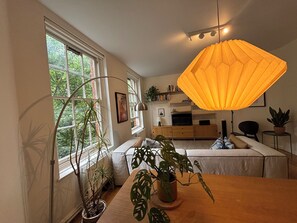 Télévision, chaîne hi-fi, espaces bureaux