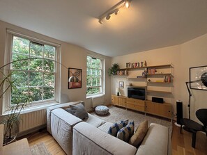 Télévision, chaîne hi-fi, espaces bureaux