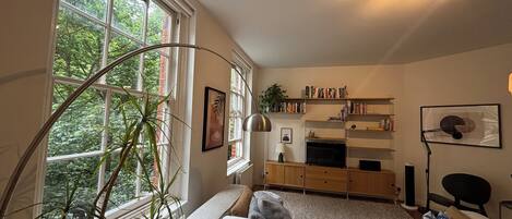 Fernseher, Stereoanlage, Arbeitsbereiche