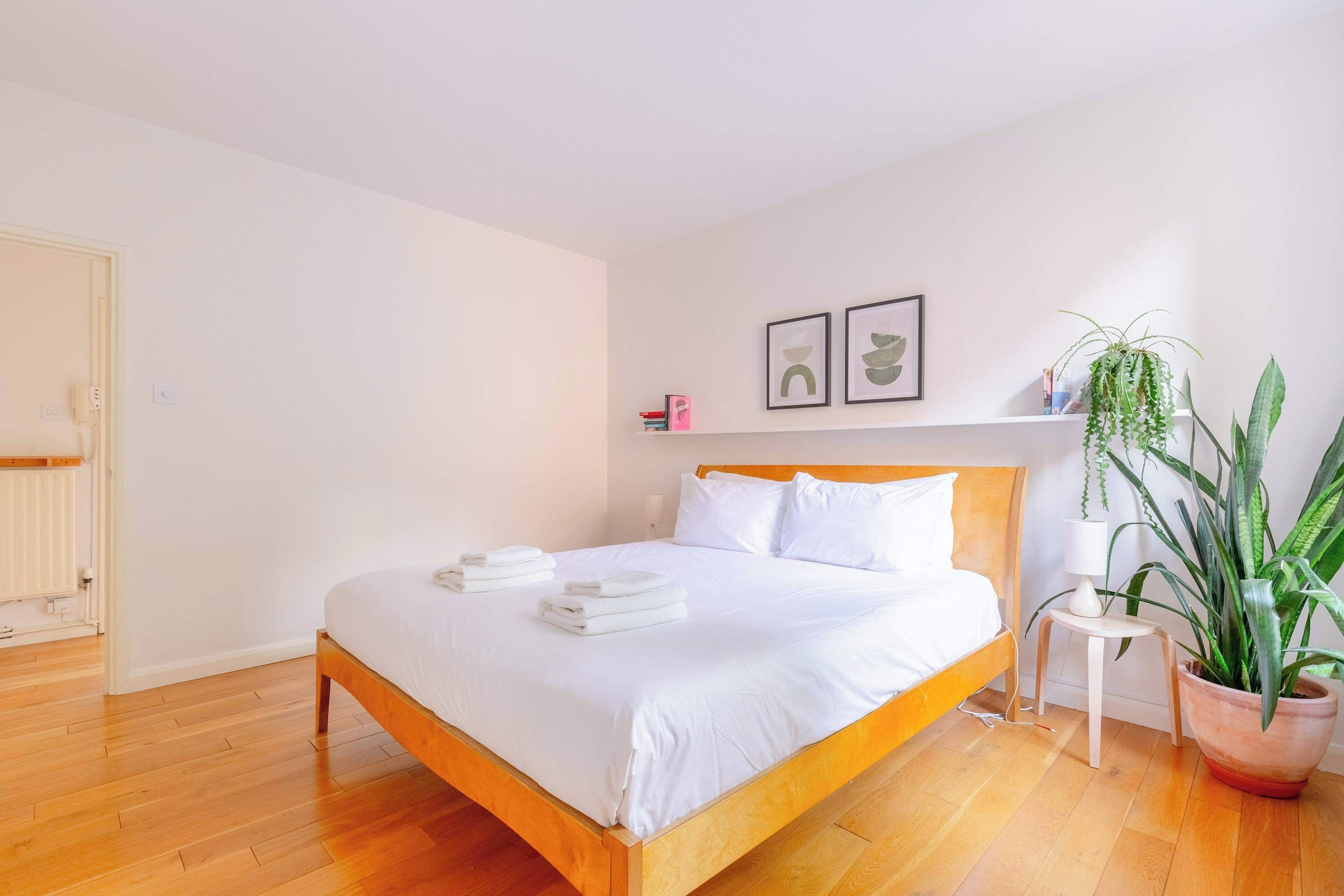 1 dormitorio, tabla de planchar con plancha, cuna de viaje y Internet