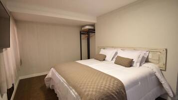 Suite VIP con bañera de hidromasaje, cama king size, vista a la piscina y al jardín | Wifi gratis