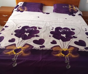 2 habitaciones, tabla de planchar con plancha y ropa de cama 