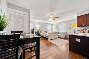 Interior - Lovely Cozy Studio in Heart of Atlanta (Atlanta)