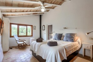 3 bedrooms, iron/ironing board, free WiFi, bed sheets