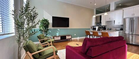 Una televisión, una oficina