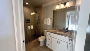 Shower, hair dryer, towels - Chic 2 BR, 1 Parking, Sleeps 6! (Chicago)