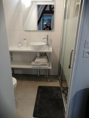 Een douche, een haardroger, handdoeken, zeep