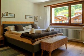 2 soverom, skrivebord, strykejern/-brett og reiseseng for barn