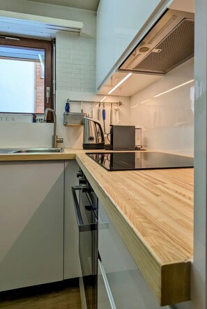 Kjøleskap, ovn, kokeplater og kaffetrakter/tekoker