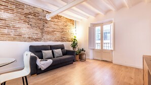 Leilighet – superior, byutsikt | Oppholdsområde | En 50-tommers smart-TV med digitale kanaler