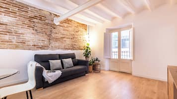 Leilighet – superior, byutsikt | Oppholdsområde | En 50-tommers smart-TV med digitale kanaler