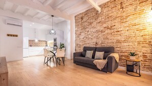 Leilighet – superior, byutsikt | Oppholdsområde | En 50-tommers smart-TV med digitale kanaler