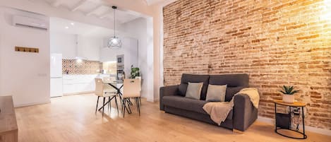 Appartement Supérieur, vue ville | Coin séjour | TV connectée de 50 pouces avec chaînes numériques