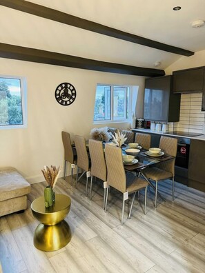 Apartment | Dining - Stylish Two-story London Retreat (London)