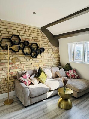 Apartment | Living area | Flat-screen TV - Stylish Two-story London Retreat (London)