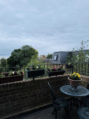 Apartment | Outdoor dining - Stylish Two-story London Retreat (London)