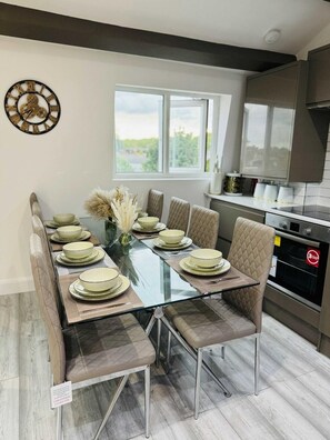 Apartment | Dining - Stylish Two-story London Retreat (London)