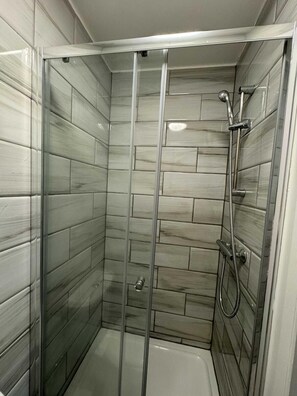 Apartment | Bathroom | Shower, hair dryer, towels, toilet paper - Stylish Two-story London Retreat (London)