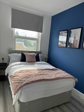 Apartment | 4 bedrooms, iron/ironing board, free WiFi, bed sheets - Stylish Two-story London Retreat (London)