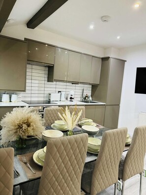 Apartment | Dining - Stylish Two-story London Retreat (London)