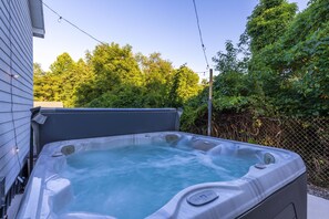 Outdoor spa tub - 1880s Schoolhouse/Hot Tub/Firepit/Hocking Hills (McArthur)