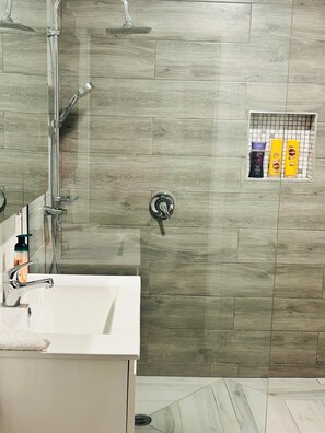 Shower, towels, toilet paper - Stylish 2-bedroom home with ensuites, AC, and  WiFi in delightful Rarotonga (Rarotonga)