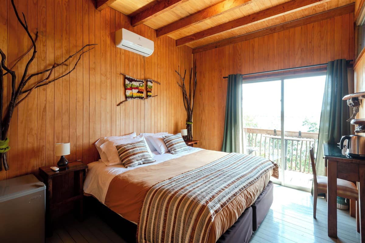 Classic Room, 1 Bedroom, Partial Lake View | 1 bilik tidur