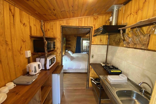 Standard Room, 1 Queen Bed, Kitchenette, Courtyard View | Private kitchen