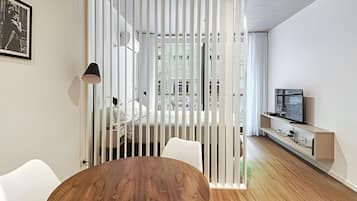 1 habitación, tabla de planchar con plancha y ropa de cama