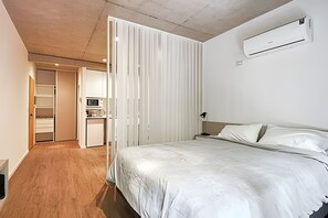 1 chambre, fer et planche à repasser, draps fournis