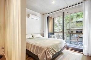 1 dormitorio, tabla de planchar con plancha, ropa de cama