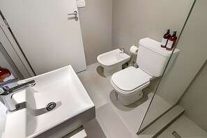 Haartrockner, Handtücher, Seife, Shampoo