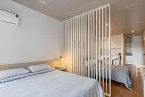 1 habitación, tabla de planchar con plancha y ropa de cama 