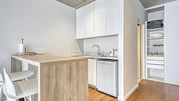 Refrigerador, microondas, cafetera/tetera, tostadora