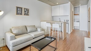 A modern apartment with a living area, a kitchen, and a dining space. - 802 Very bright studio apartment in Belgrano (CABA)