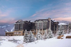 A multi-story hotel with a modern architectural design, featuring balconies and large windows. - Residences At Grand Hyatt Deer Valley (Park City)