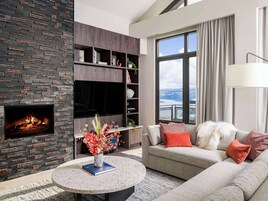 Hochwertige Bettwaren, Zimmersafe, Schreibtisch, Bügeleisen/Bügelbrett