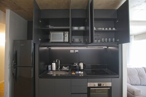 Micro-ondas, fogão, torradeira, talheres/pratos/utensílios de cozinha
