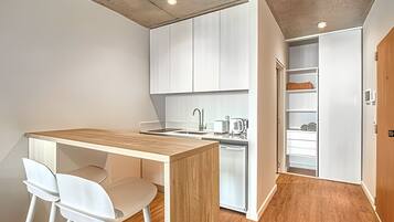 Frigorifero, microonde, macchina per tè/caffè, tostapane