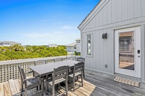 Outdoor dining - Villa 16 Renovated 2024 Water and Golf Views Beautiful Decor BHI Club (Bald Head Island)