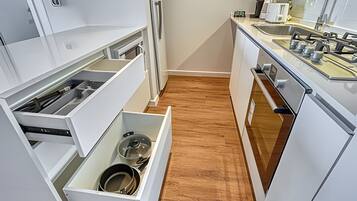 Kühlschrank, Mikrowelle, Ofen, Wasserkocher mit Kaffee-/Teezubehör