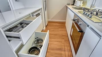 Refrigerador, microondas, horno, cafetera/tetera