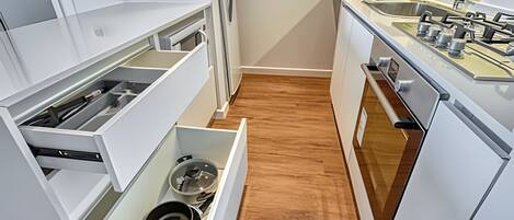 Réfrigérateur, four à micro-ondes, un four, cafetiÚre-théiÚre