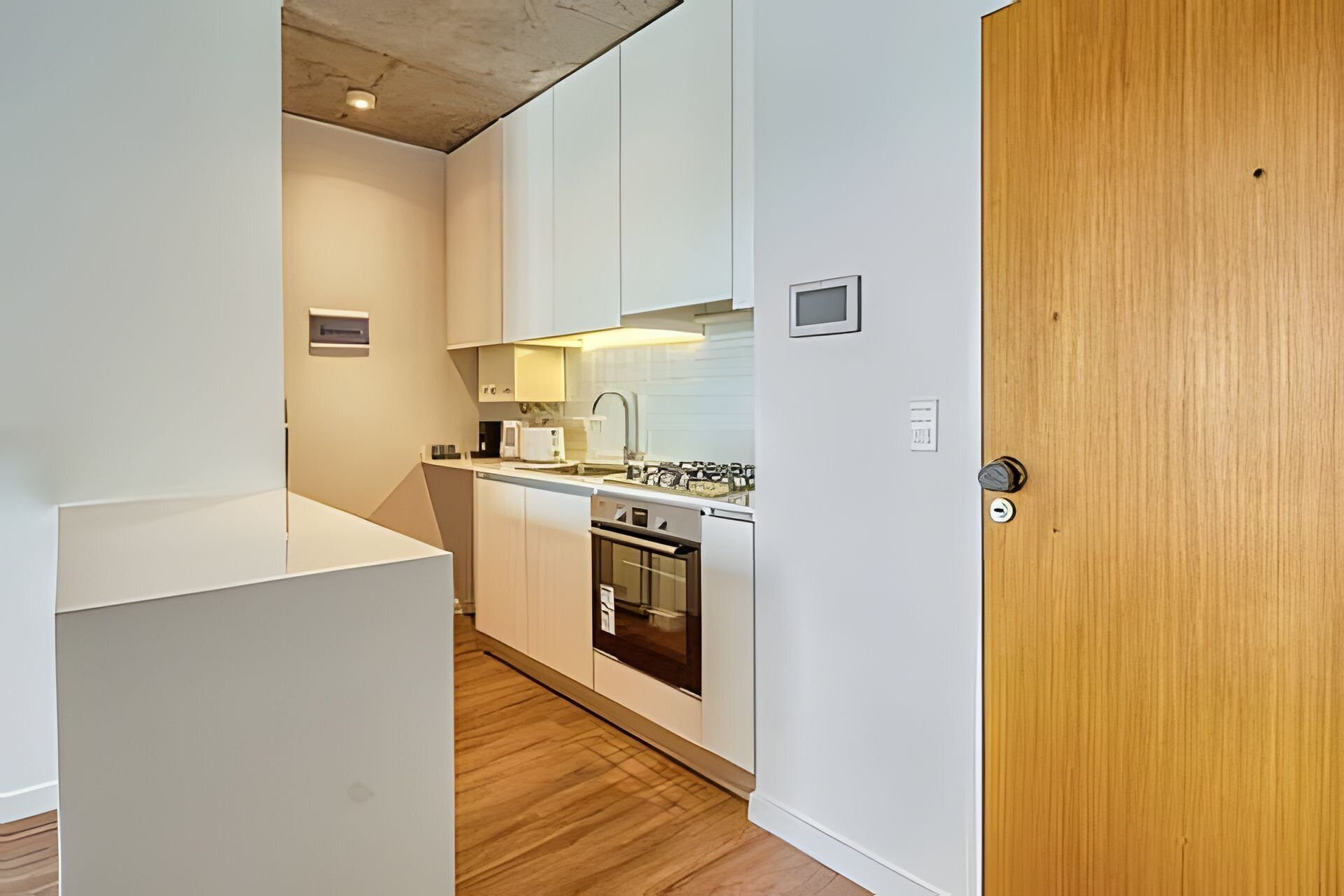 Refrigerador, microondas, horno y cafetera y tetera 