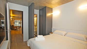 1 bedroom, bed sheets