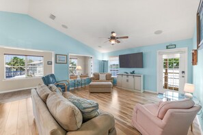 Smart TV, books - Waterfront, Private Boat Dock, Paddle board, Near Springs (Welaka)